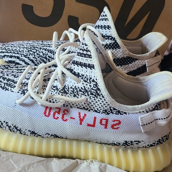 Yeezy Boost 350 V2 SIZE 11 1/2 MENS US - Picture 1 of 3